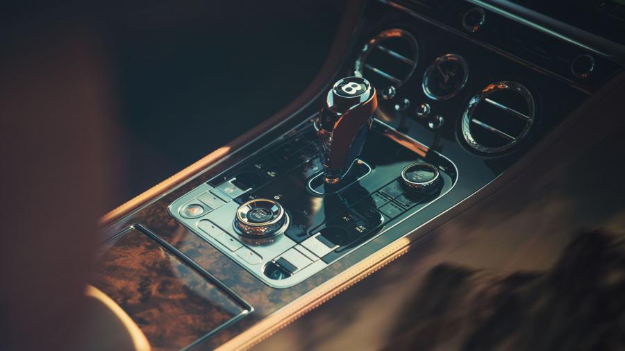 Детали интерьера Bentley Continental GT 2018 года  (WW) (фото 68 из 90)